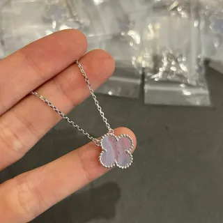 Colar de pendentif de trevo de quatro folhas rosa prata com borda de bezel de pérolas
