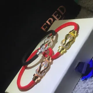 سوار خيط متشابك أحمر أسود مع إغلاق معدني بنمط عقدة