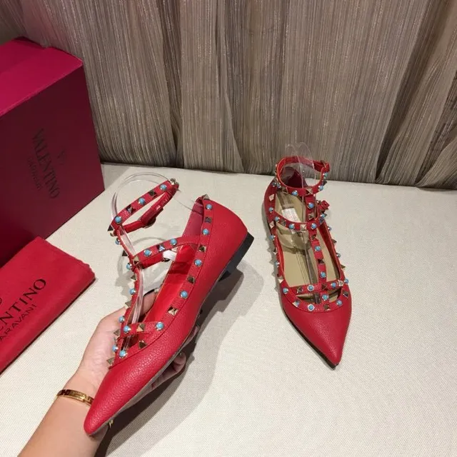 Sapatos Mary Jane T-strap tachonados vermelho e azul 3