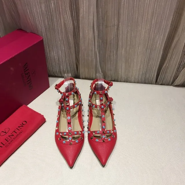 Sapatos Mary Jane T-strap tachonados vermelho e azul 4