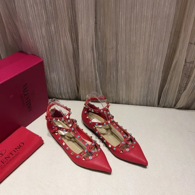 Sapatos Mary Jane T-strap tachonados vermelho e azul 6