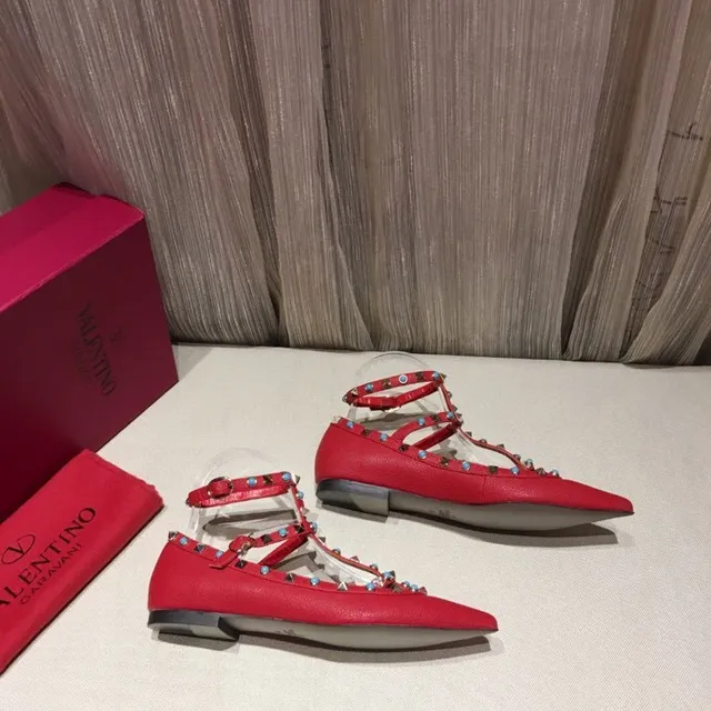 Sapatos Mary Jane T-strap tachonados vermelho e azul 7