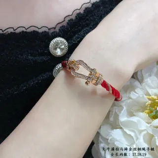 Pulsera de cordón trenzado rojo con cierre de herradura de tono dorado y cristales