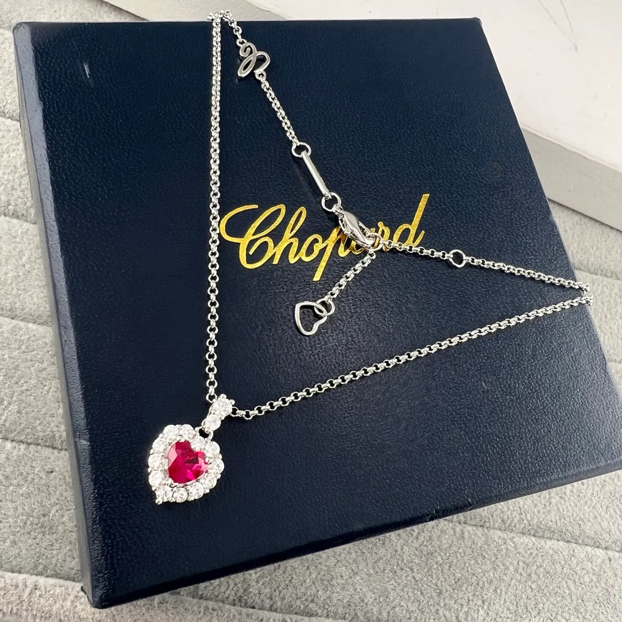 Red Gold Heart-Shaped Central Gem Halo Setting Necklace 4