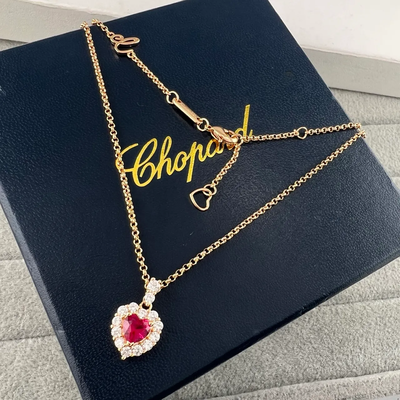 Red Gold Heart-Shaped Central Gem Halo Setting Necklace 5
