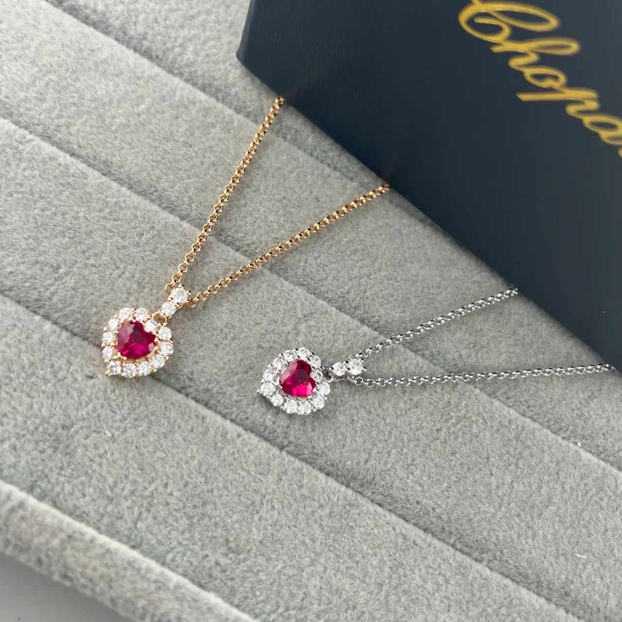 Red Gold Heart-Shaped Central Gem Halo Setting Necklace 7