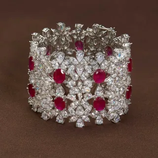 Pulsera en Cascada de Múltiples Filas con Motivo Floral en Rojo y Plata