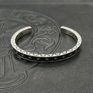 Pulsera abierta de plata y negro con borde grabado en zigzag