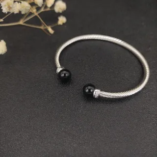 Pulseira de Cabo Trançado Prateado Preto com Extremidades de Contas