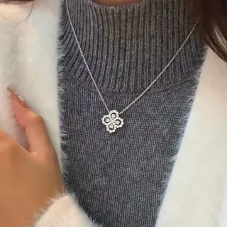 Collier pendentif en argent à fleur pavé