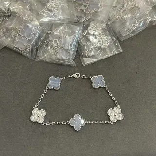 Pulseira de encantos em forma de trevo prata cinza com acentos de cristais pavé
