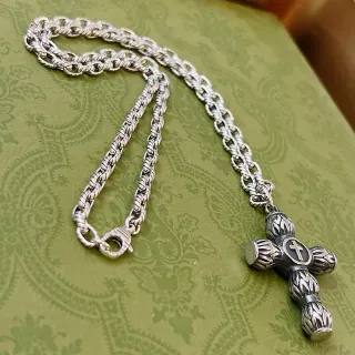 Collier avec pendentif de croix en argent orné et chaîne de mailles de corde retorcée