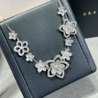 Collier motif floral pavé en ton argenté
