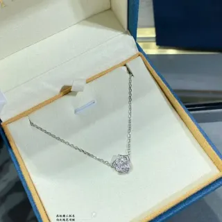 Collar con colgante de rosa floral pavé en tono plata