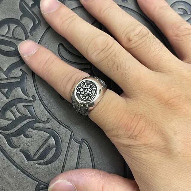 Silver-Toned Engraved Floral Scroll Medallion Ring 2