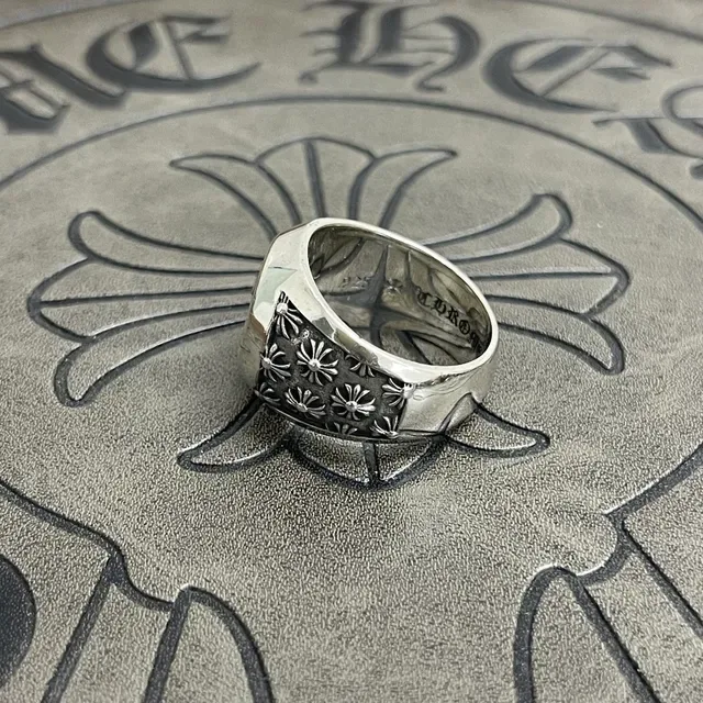 Silver-Toned Engraved Floral Scroll Medallion Ring 4
