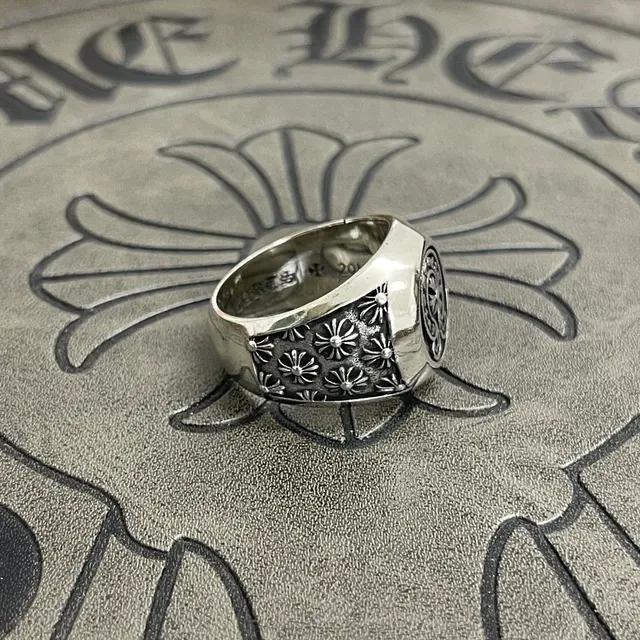 Silver-Toned Engraved Floral Scroll Medallion Ring 5