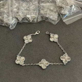 Pulsera de eslabones con encanto de cinco flores en tono plateado