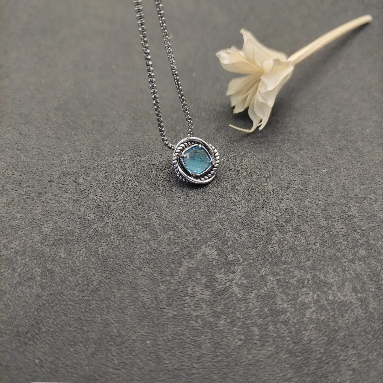 Silver-Toned Rope Bezel Blue Faceted Gemstone Pendant Necklace 6