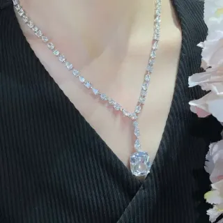 Collar con colgante plateado en forma de Y gota transparente con piedra central de corte almohadado