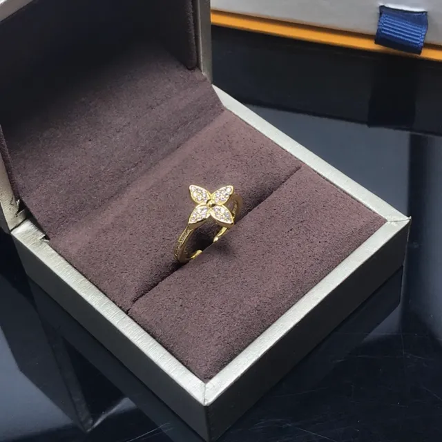 Silver White Four-Petal Floral Motif Pavé-Set Diamonds Ring 4