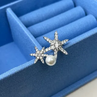 Brincos de prata branco em forma de estrela do mar com pedras transparentes engastadas