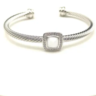Brazalete de banda de cable plateado blanco retorcido con bisel cuadrado