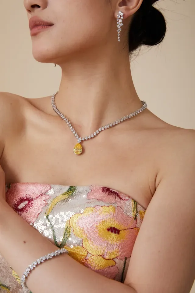 Silver Yellow Diamond-Studded V-Chain Pear-Shaped Gem Pendant Necklace 5