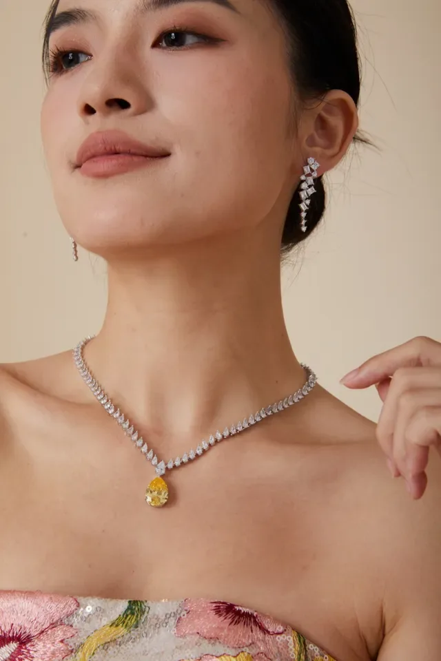 Silver Yellow Diamond-Studded V-Chain Pear-Shaped Gem Pendant Necklace 6