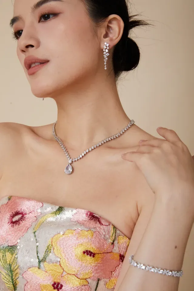 Silver Yellow Diamond-Studded V-Chain Pear-Shaped Gem Pendant Necklace 7
