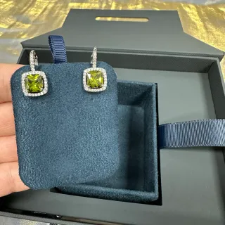 Brincos de gema verde com corte cushion quadrado e halo