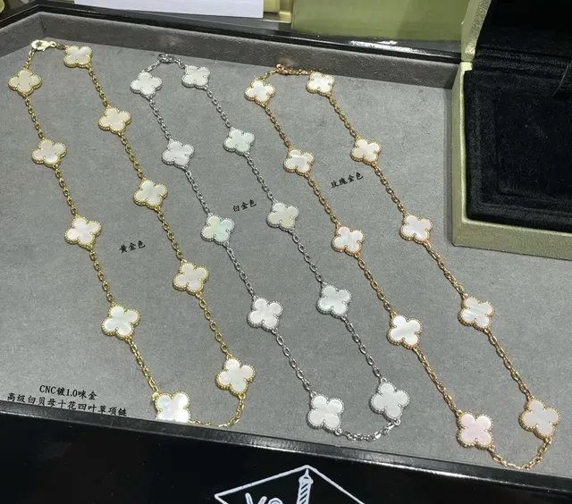 10 Colgantes de trevo branco de madrepérola com incrustação de tom dourado em colar de corrente 3