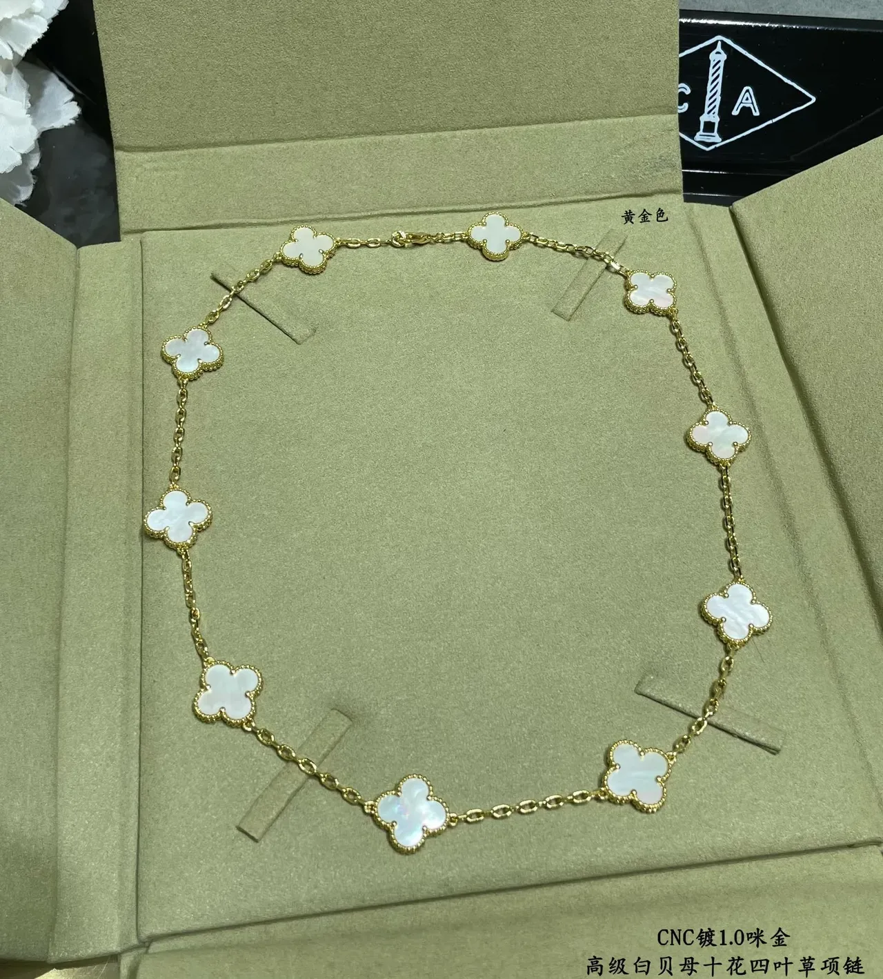 10 Colgantes de trevo branco de madrepérola com incrustação de tom dourado em colar de corrente 5