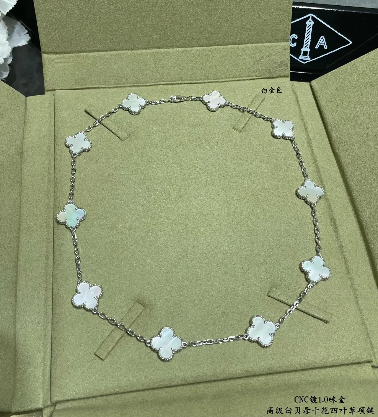 10 Colgantes de trevo branco de madrepérola com incrustação de tom dourado em colar de corrente 6