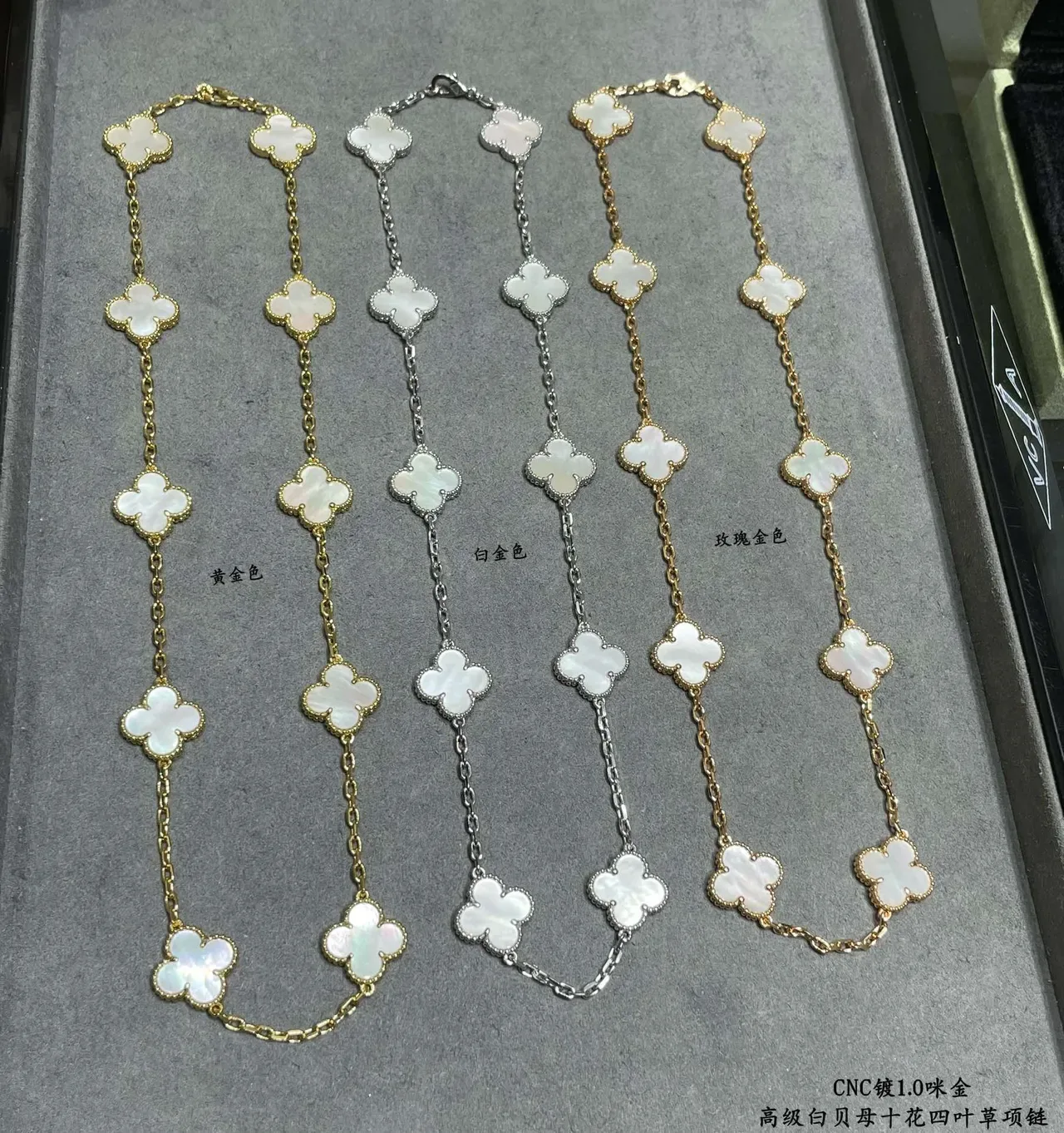 10 Colgantes de trevo branco de madrepérola com incrustação de tom dourado em colar de corrente 7