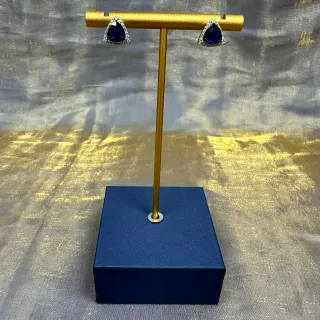 Brincos triangulares de gema azul com halo pavé stud