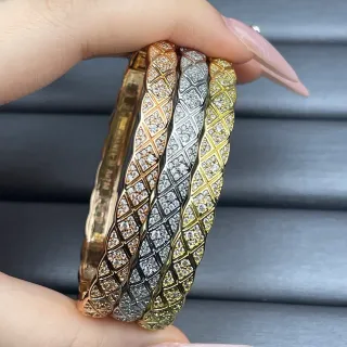Pulseras de brazalete de oro triple tono con cristales pavé y cuadrícula de diamantes