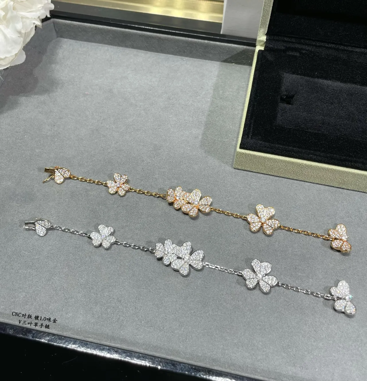 V Clover Bracelet Gold Silver Pavé Floral Links Chain-Connected Bracelet 3