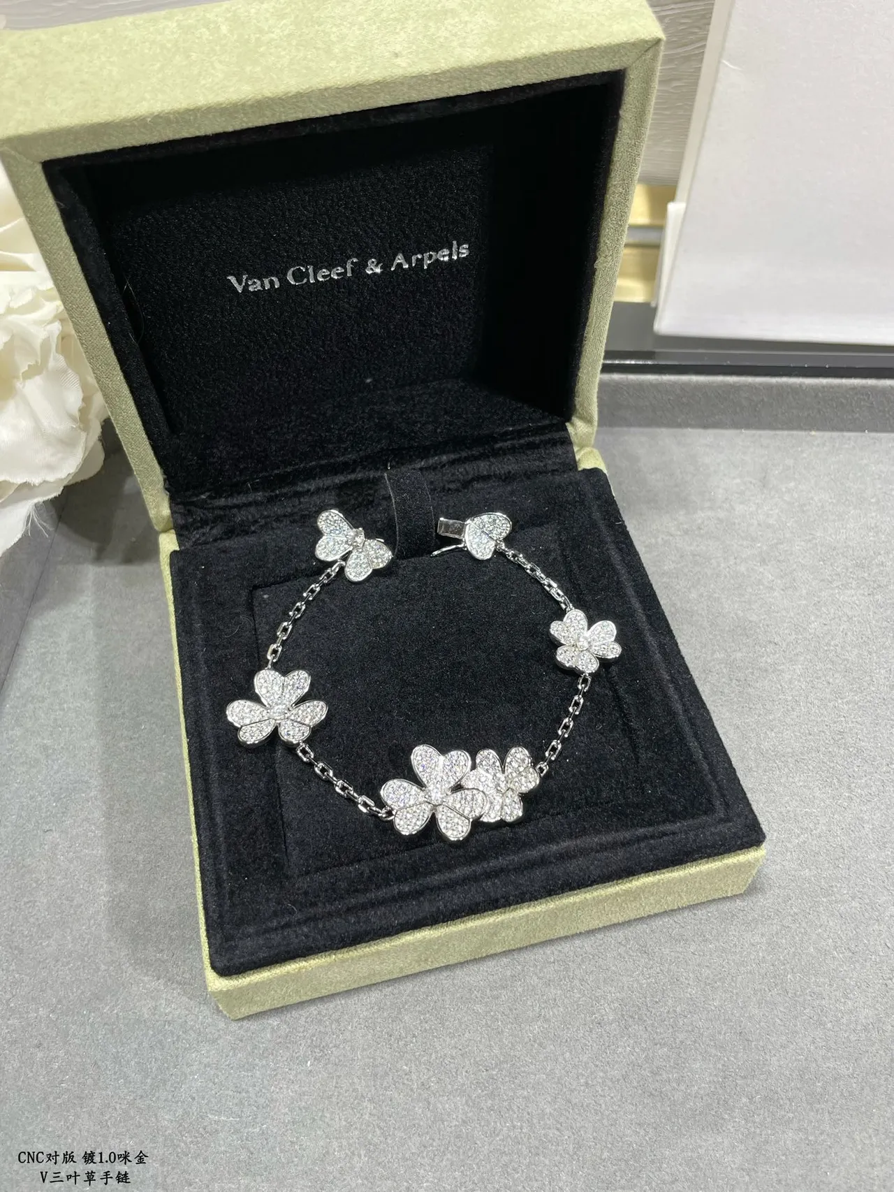 V Clover Bracelet Gold Silver Pavé Floral Links Chain-Connected Bracelet 5
