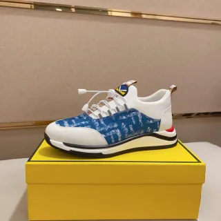 Sapatilha com cordões branca e azul estampada em denim
