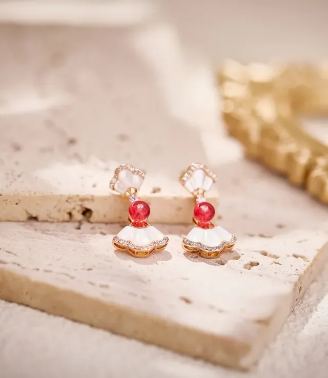 White and Red Fan-Shaped Crystal-Detailed Dangling Earrings 5