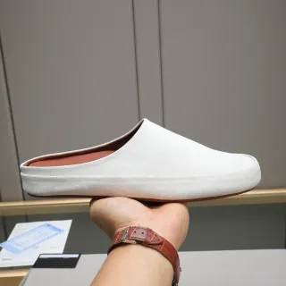Sapatos casuais slip-on sem talão de camurça branco e marrom