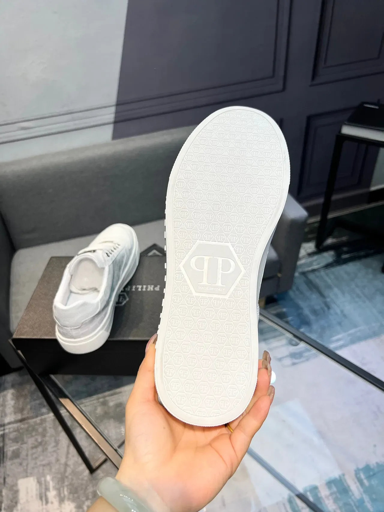 White Croc-Embossed Plaque Detail Lifestyle Sneakers 6