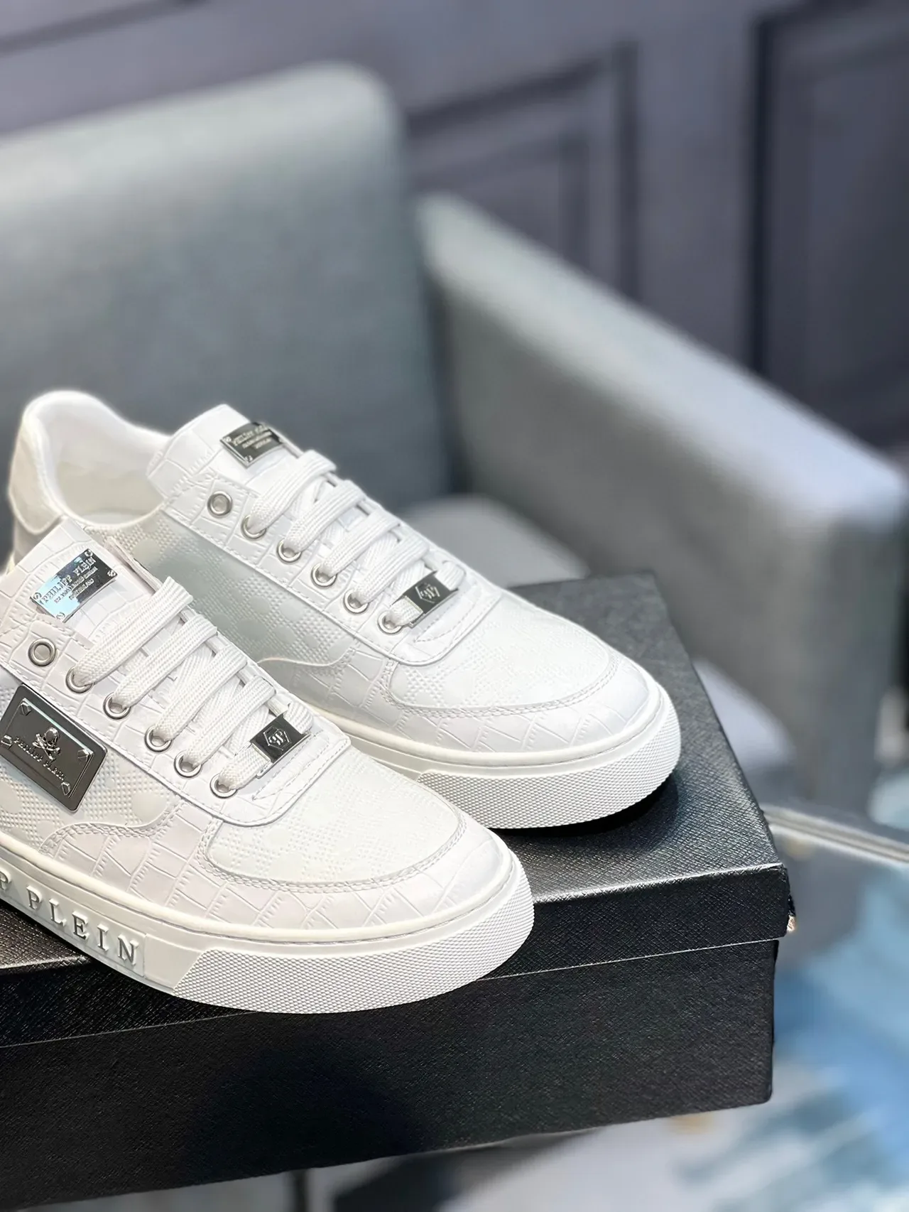 White Croc-Embossed Plaque Detail Lifestyle Sneakers 8