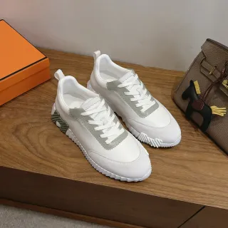 Zapatillas blancas y verdes con suela intermedia esculpida y surcada, paneles de ante y cuero liso superpuestos