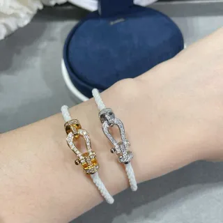 Bracciales de cuerda blanca con cristales pavé y cierre en herradura