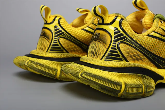 Chaussures de course jaune noir avec semelle chunky sculptée et superpositions synthétiques multicouches 2