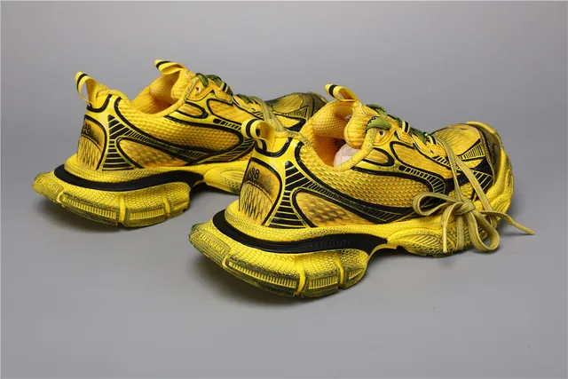Chaussures de course jaune noir avec semelle chunky sculptée et superpositions synthétiques multicouches 3
