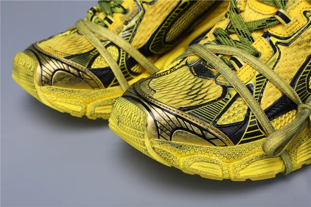 Chaussures de course jaune noir avec semelle chunky sculptée et superpositions synthétiques multicouches 4