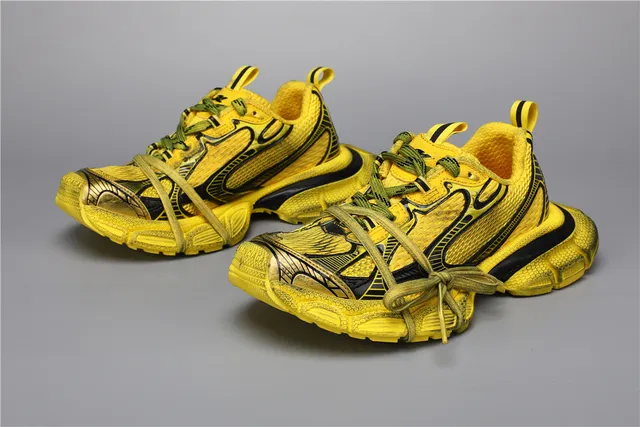 Chaussures de course jaune noir avec semelle chunky sculptée et superpositions synthétiques multicouches 5